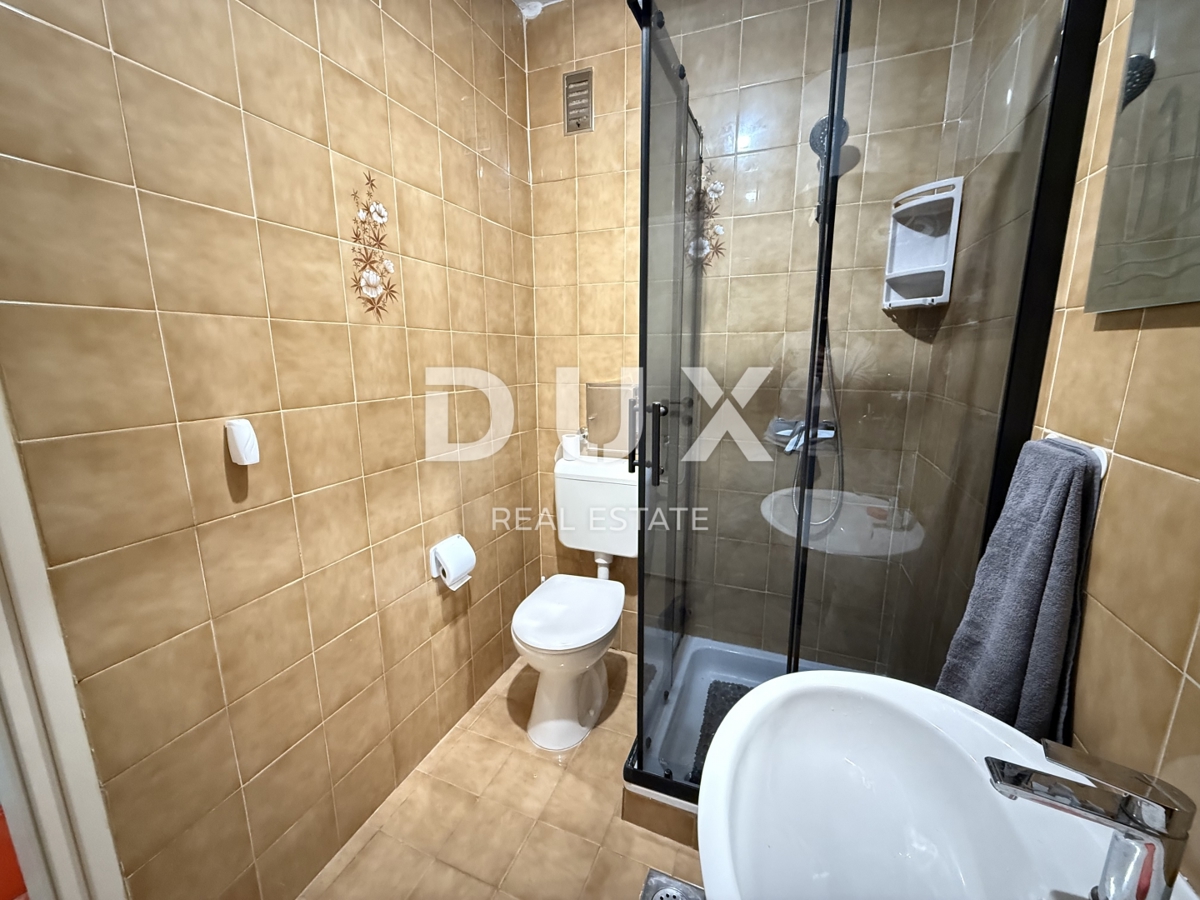 CRIKVENICA - OCCASIONE! Appartamento con 2 camere da letto con giardino privato e vista mare