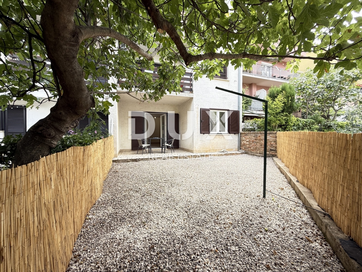 CRIKVENICA - OCCASIONE! Appartamento con 2 camere da letto con giardino privato e vista mare