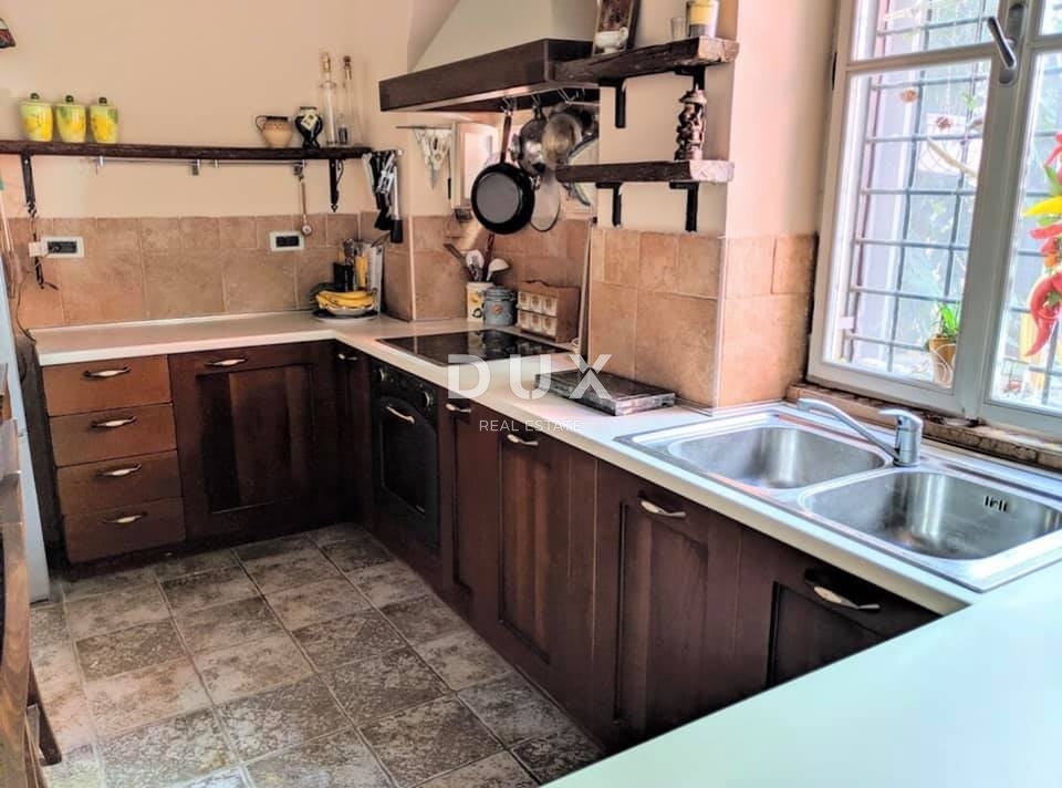 ISTRIA, ROVIGNO - Casa con cortile e due unità abitative nel centro storico