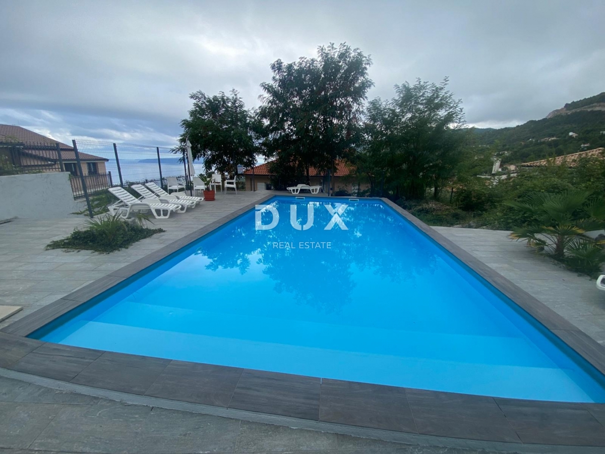 OPATIJA, VEPRINAC - appartamento 2 camere da letto + soggiorno, 82 m2 al piano terra con piscina e vista mare + giardino! OCCASIONE!