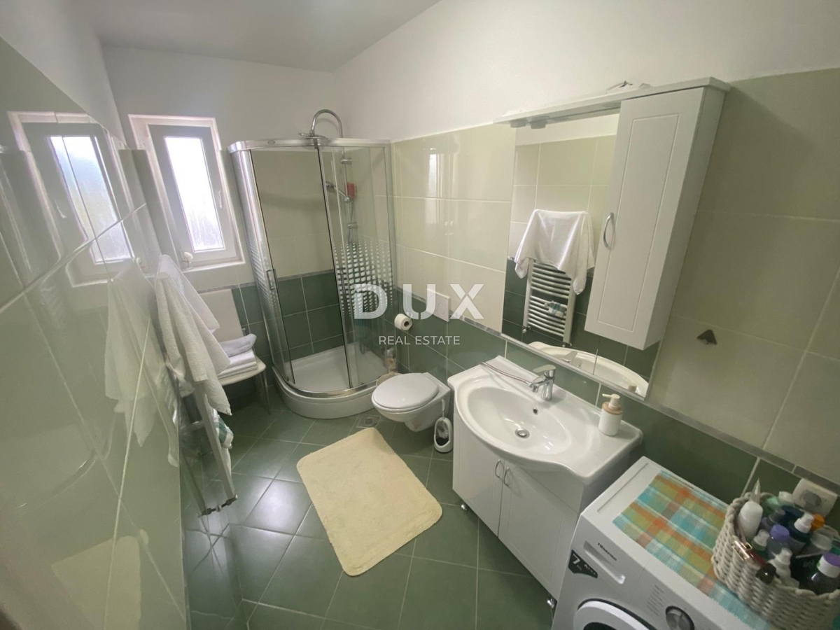 OPATIJA, VEPRINAC - appartamento 2 camere da letto + soggiorno, 82 m2 al piano terra con piscina e vista mare + giardino! OCCASIONE!