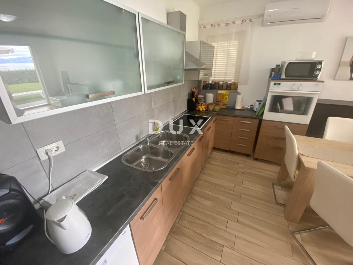 OPATIJA, VEPRINAC - appartamento 2 camere da letto + soggiorno, 82 m2 al piano terra con piscina e vista mare + giardino! OCCASIONE!