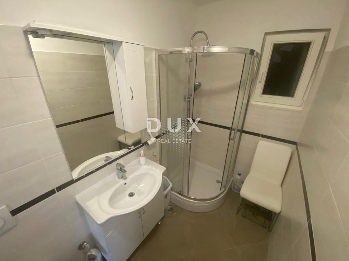 OPATIJA, VEPRINAC - appartamento 2 camere da letto + soggiorno, 82 m2 al piano terra con piscina e vista mare + giardino! OCCASIONE!