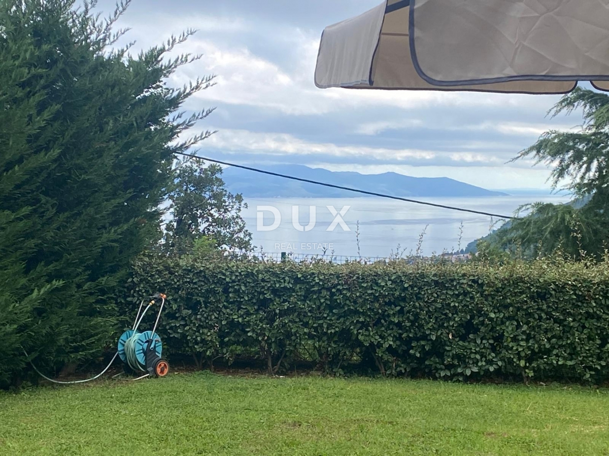 OPATIJA, VEPRINAC - appartamento 2 camere da letto + soggiorno, 82 m2 al piano terra con piscina e vista mare + giardino! OCCASIONE!