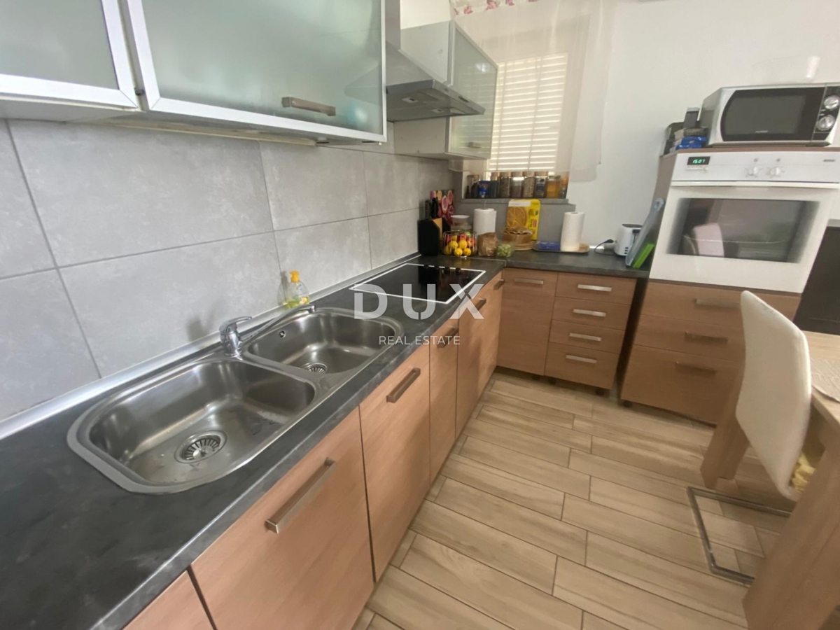 OPATIJA, VEPRINAC - appartamento 2 camere da letto + soggiorno, 82 m2 al piano terra con piscina e vista mare + giardino! OCCASIONE!