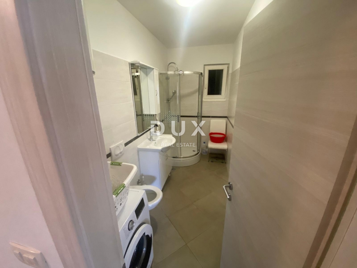 OPATIJA, VEPRINAC - appartamento 2 camere da letto + soggiorno, 82 m2 al piano terra con piscina e vista mare + giardino! OCCASIONE!