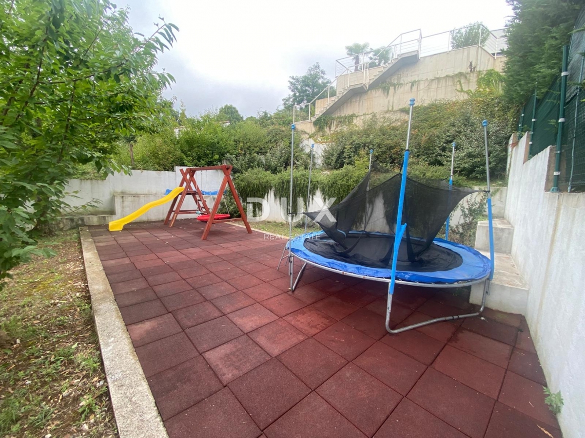 OPATIJA, VEPRINAC - appartamento 2 camere da letto + soggiorno, 82 m2 al piano terra con piscina e vista mare + giardino! OCCASIONE!