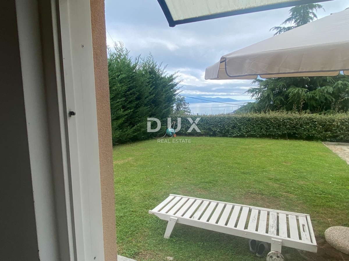 OPATIJA, VEPRINAC - appartamento 2 camere da letto + soggiorno, 82 m2 al piano terra con piscina e vista mare + giardino! OCCASIONE!