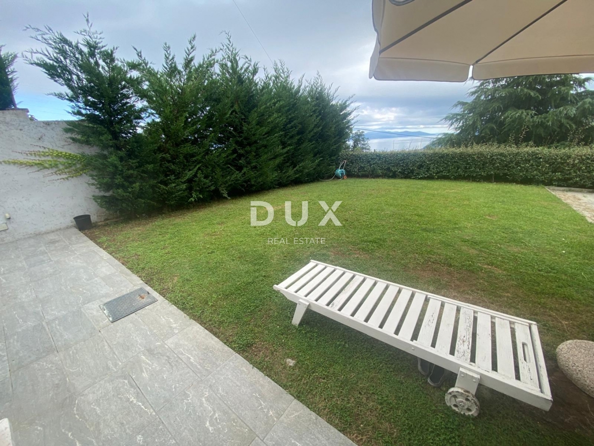 OPATIJA, VEPRINAC - appartamento 2 camere da letto + soggiorno, 82 m2 al piano terra con piscina e vista mare + giardino! OCCASIONE!