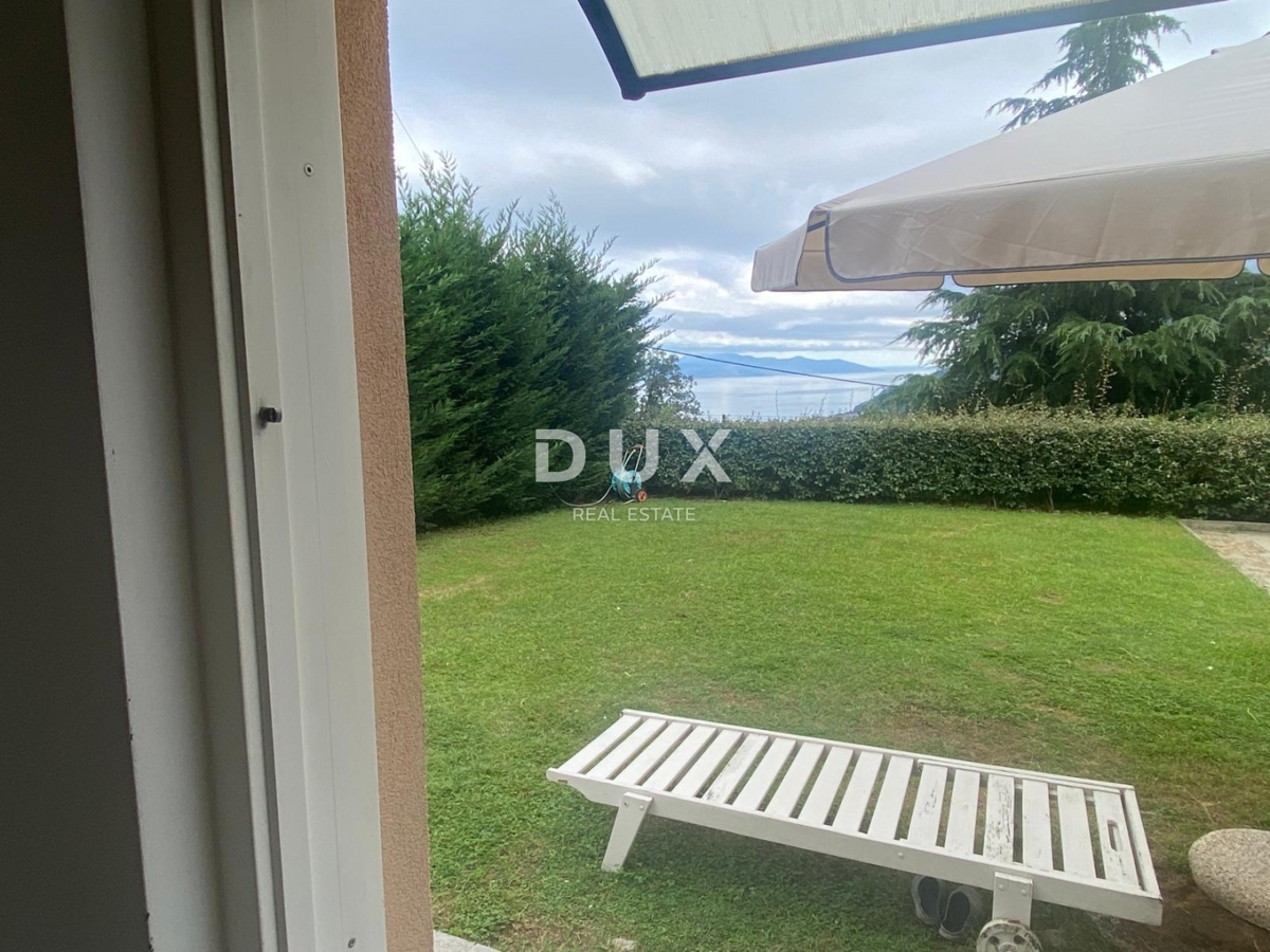 OPATIJA, VEPRINAC - appartamento 2 camere da letto + soggiorno, 82 m2 al piano terra con piscina e vista mare + giardino! OCCASIONE!