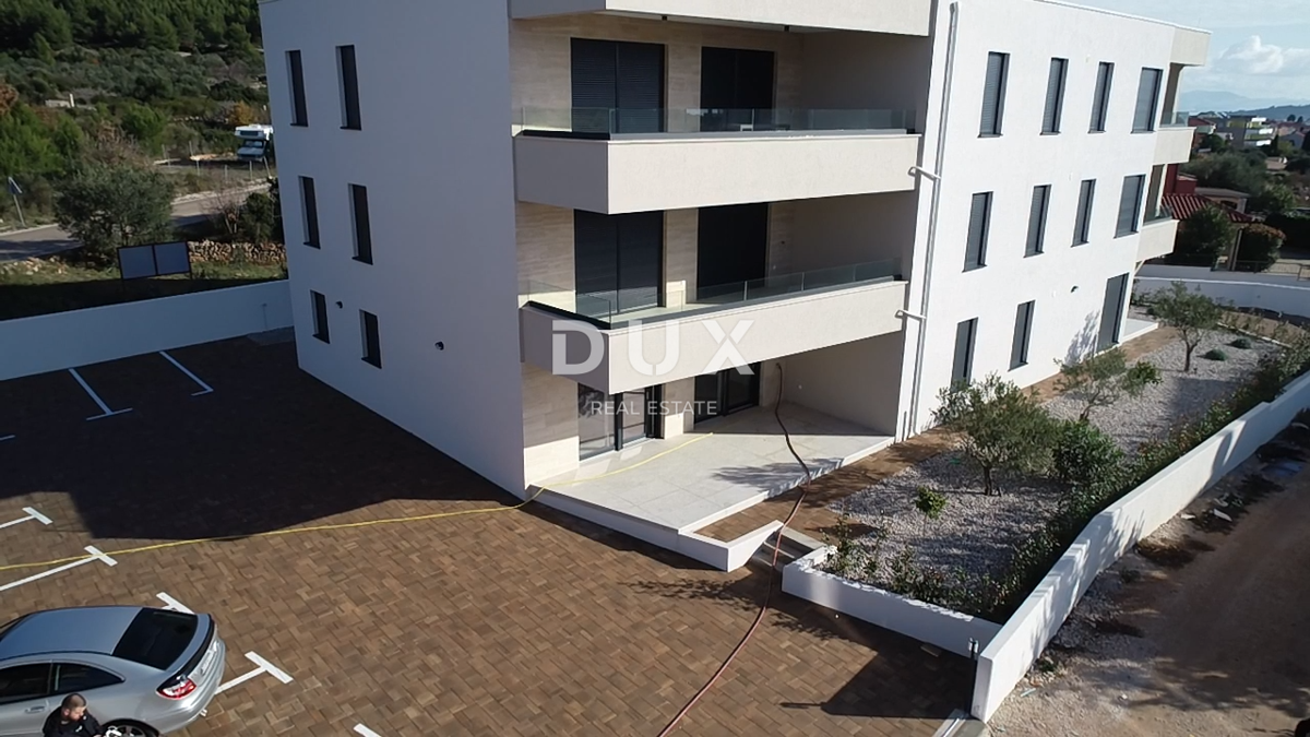 ŠIBENIK, TRIBUNJ - Appartamento al piano terra di un edificio di nuova costruzione di qualità