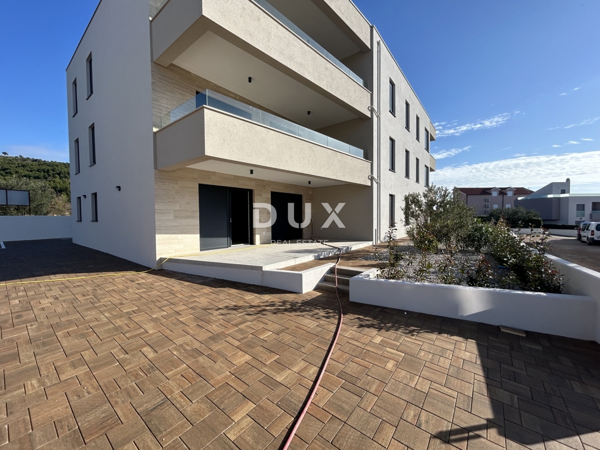 ŠIBENIK, TRIBUNJ - Appartamento al piano terra di un edificio di nuova costruzione di qualità