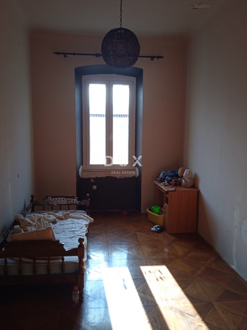 ISTRIA, POLA – Spazioso appartamento con grande potenziale