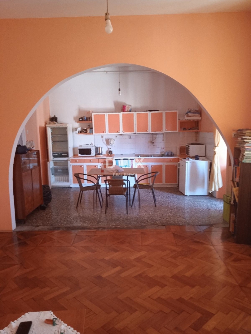 ISTRIA, POLA – Spazioso appartamento con grande potenziale