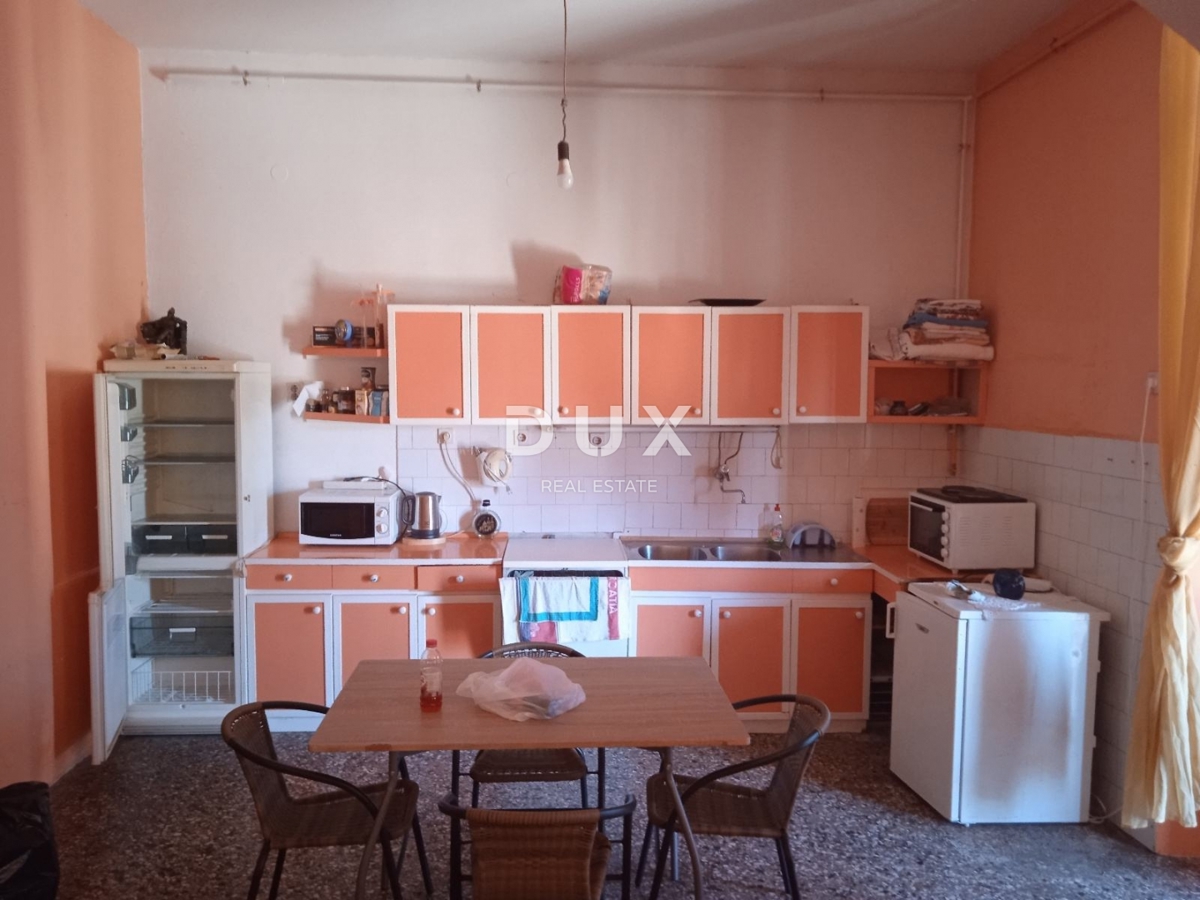 ISTRIA, POLA – Spazioso appartamento con grande potenziale