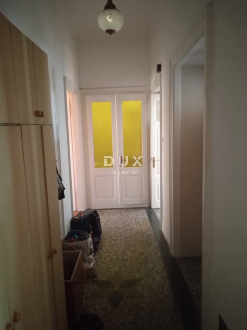 ISTRIA, POLA – Spazioso appartamento con grande potenziale