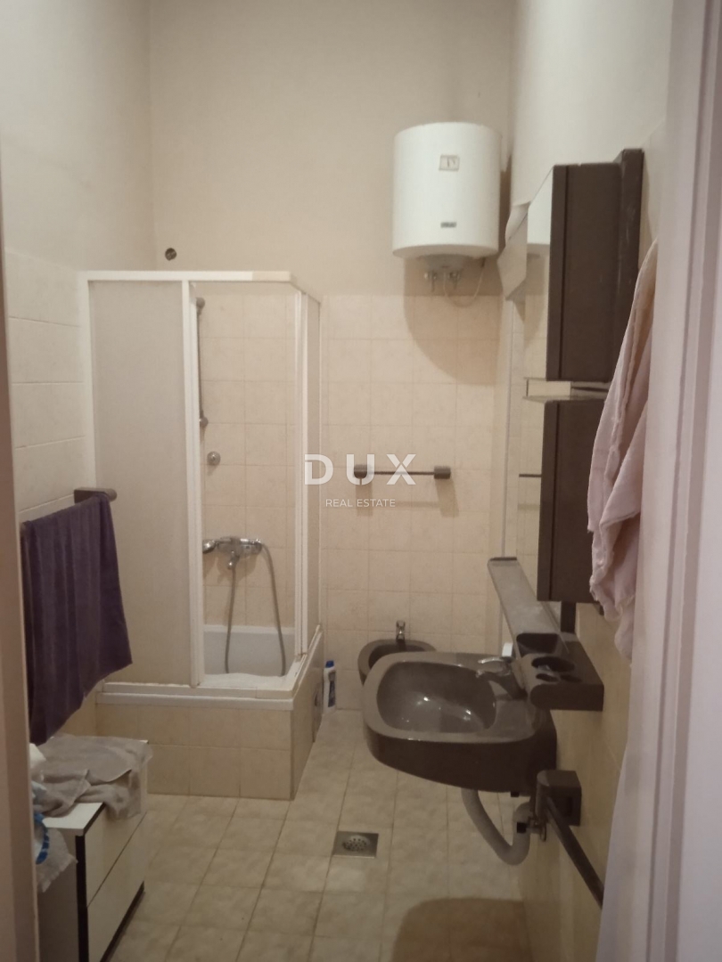 ISTRIA, POLA – Spazioso appartamento con grande potenziale