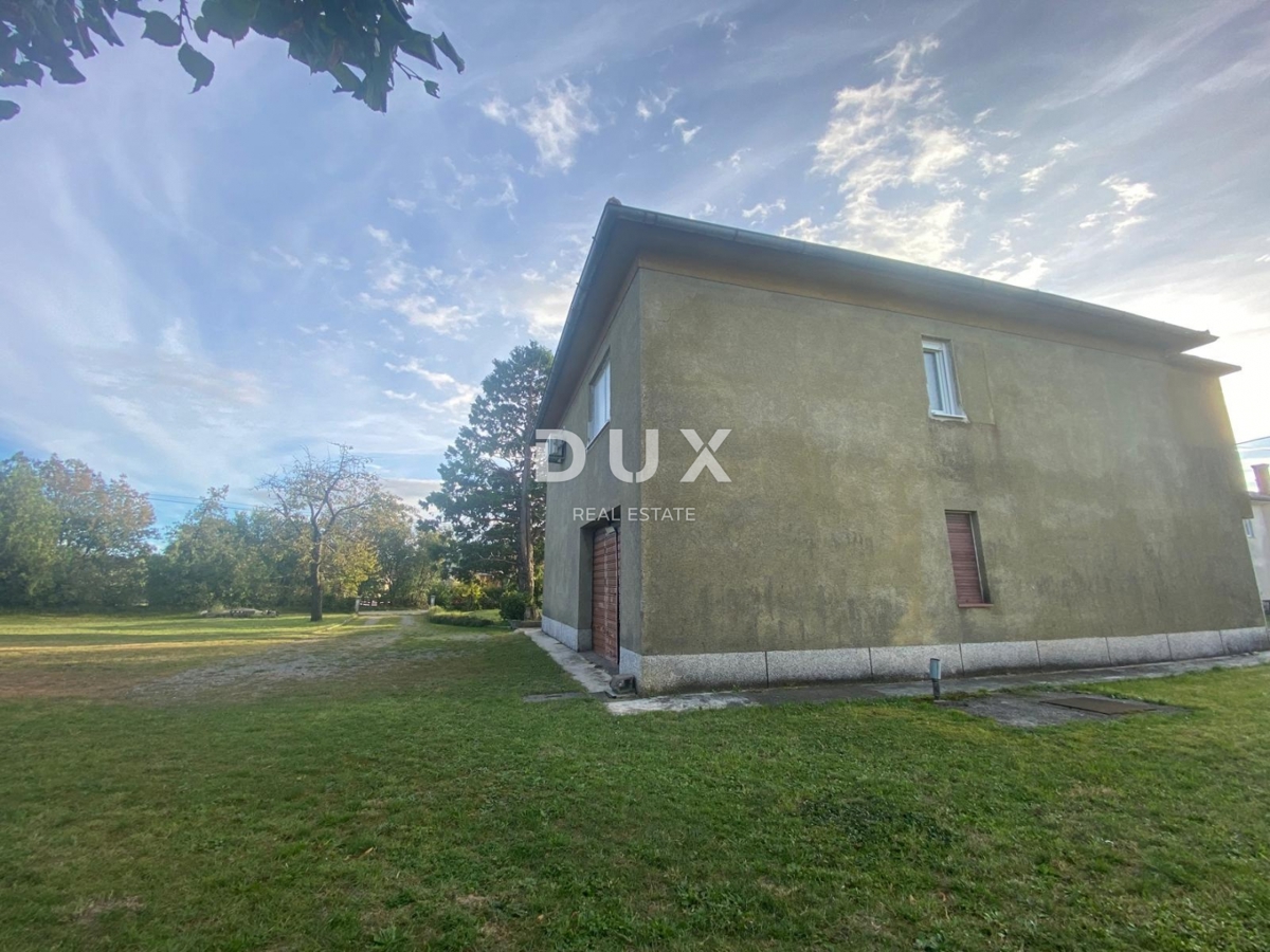 RIJEKA, DRAŽICE, CENTRO - casa indipendente con due appartamenti separati in ottima posizione + 2.200 m2 di TERRENO EDIFICABILE! OCCASIONE!