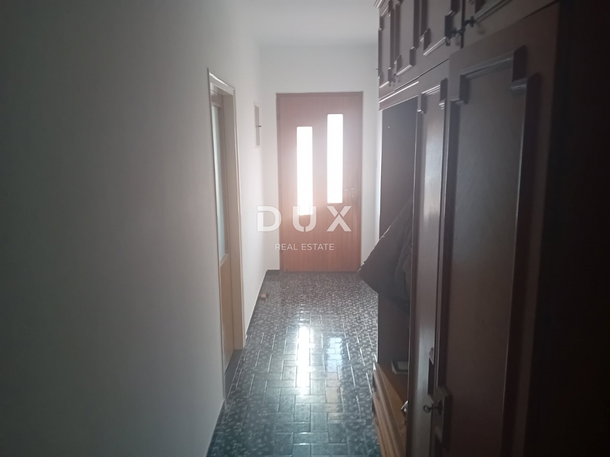 RIJEKA, DRAŽICE, CENTRO - casa indipendente con due appartamenti separati in ottima posizione + 2.200 m2 di TERRENO EDIFICABILE! OCCASIONE!