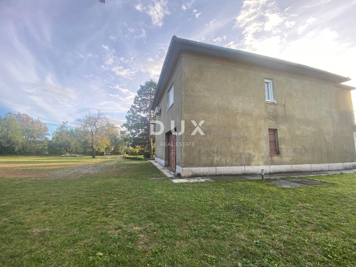 RIJEKA, DRAŽICE, CENTRO - casa indipendente con due appartamenti separati in ottima posizione + 2.200 m2 di TERRENO EDIFICABILE! OCCASIONE!