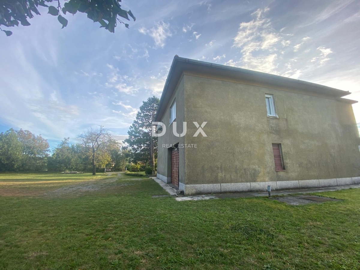 RIJEKA, DRAŽICE, CENTRO - casa indipendente con due appartamenti separati in ottima posizione + 2.200 m2 di TERRENO EDIFICABILE! OCCASIONE!