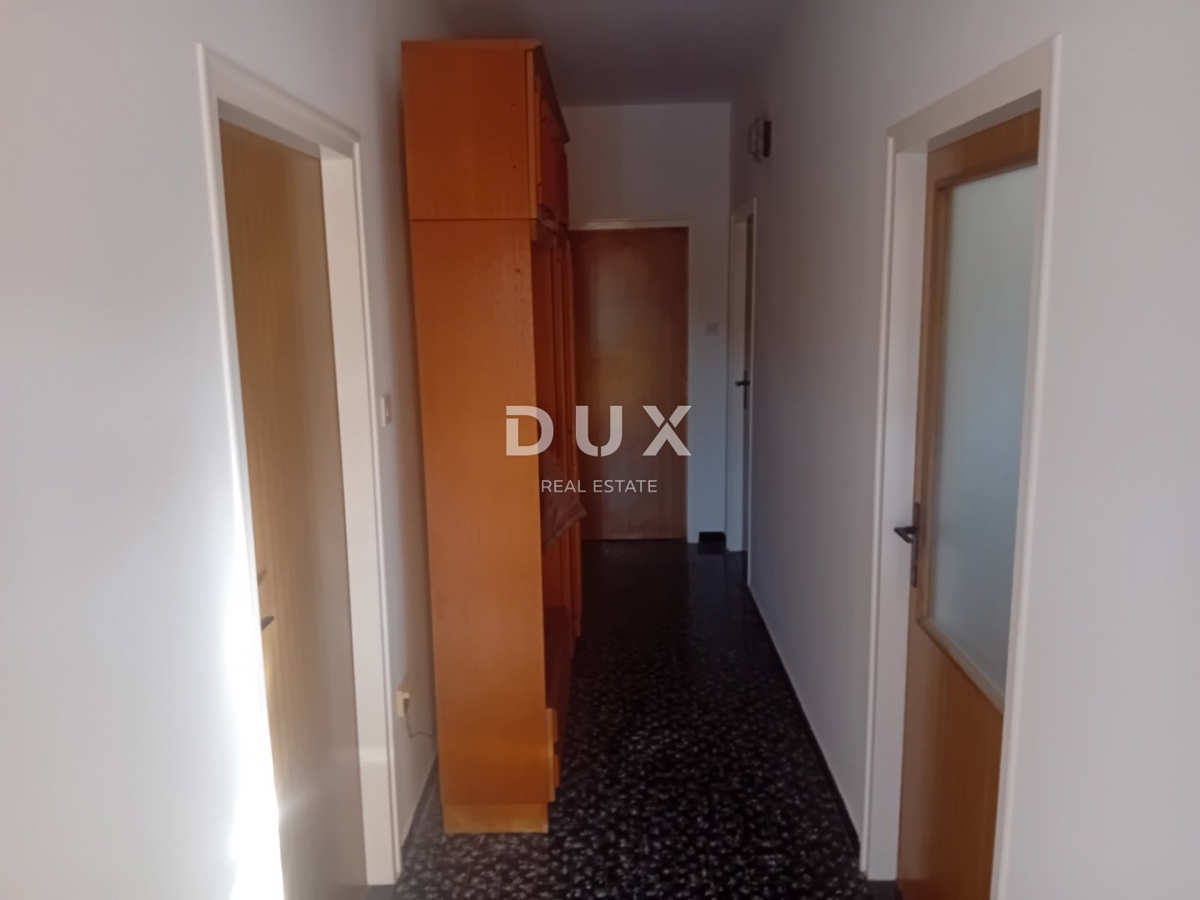 RIJEKA, DRAŽICE, CENTRO - casa indipendente con due appartamenti separati in ottima posizione + 2.200 m2 di TERRENO EDIFICABILE! OCCASIONE!