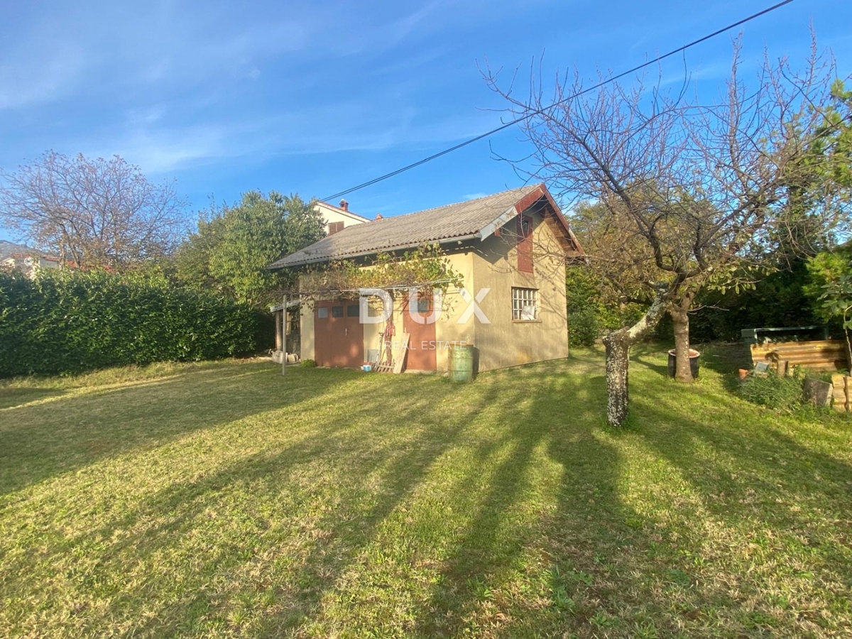 RIJEKA, DRAŽICE, CENTRO - casa indipendente con due appartamenti separati in ottima posizione + 2.200 m2 di TERRENO EDIFICABILE! OCCASIONE!