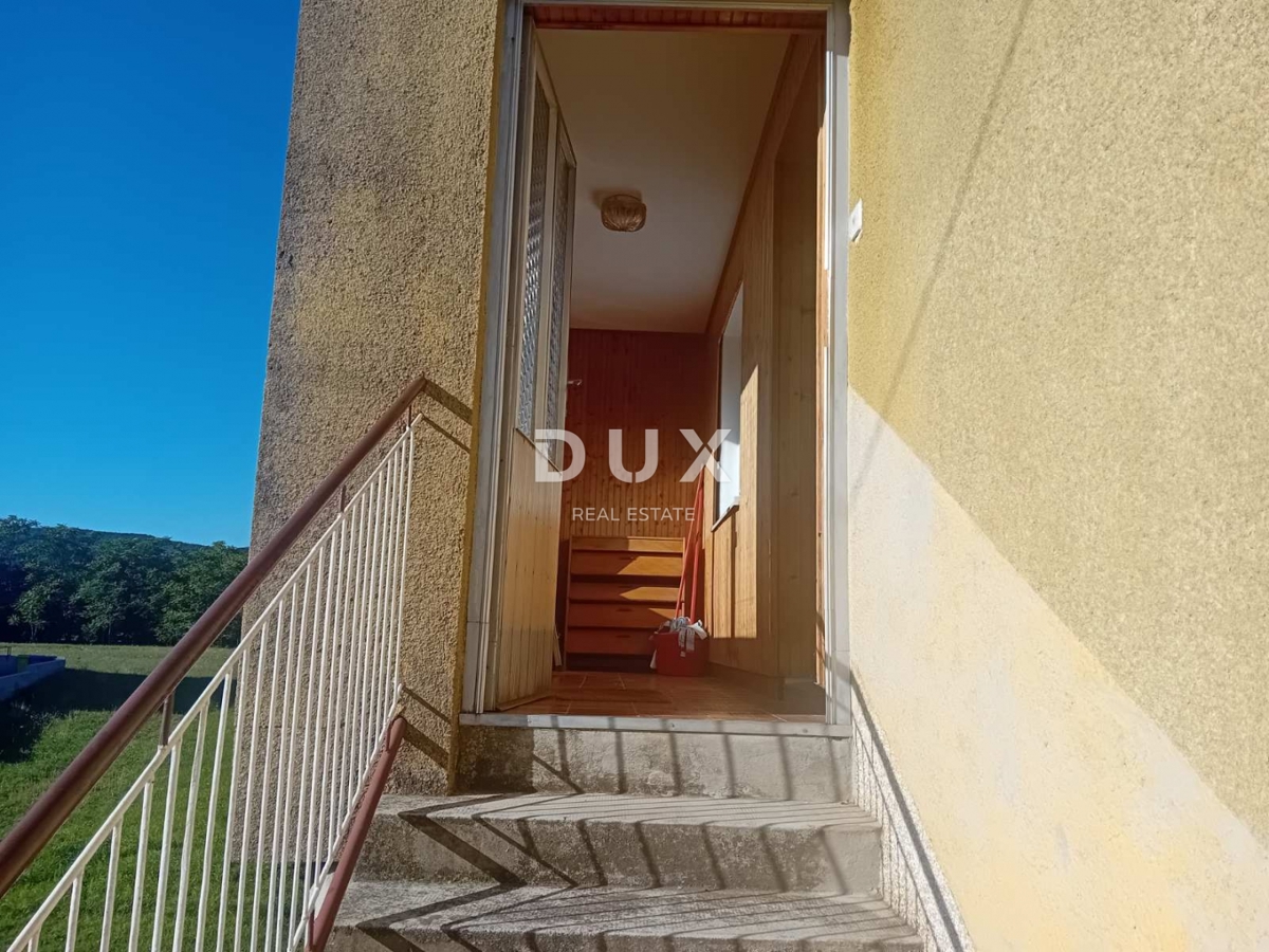 RIJEKA, DRAŽICE, CENTRO - casa indipendente con due appartamenti separati in ottima posizione + 2.200 m2 di TERRENO EDIFICABILE! OCCASIONE!