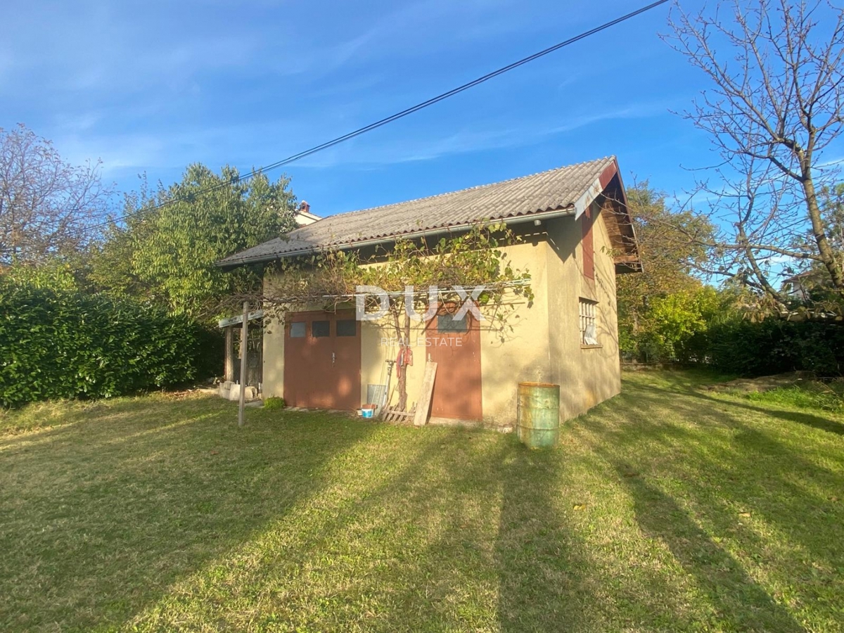 RIJEKA, DRAŽICE, CENTRO - casa indipendente con due appartamenti separati in ottima posizione + 2.200 m2 di TERRENO EDIFICABILE! OCCASIONE!