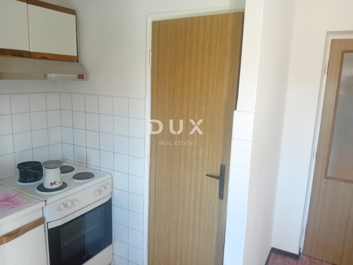 RIJEKA, DRAŽICE, CENTRO - casa indipendente con due appartamenti separati in ottima posizione + 2.200 m2 di TERRENO EDIFICABILE! OCCASIONE!