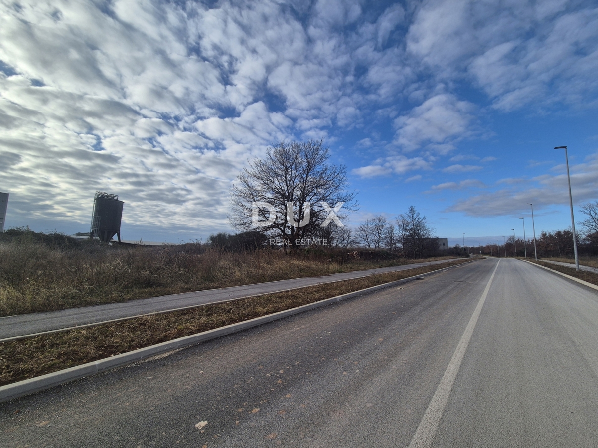PARENZO, ŽBANDAJ - Terreno industriale attraente per edilizia commerciale