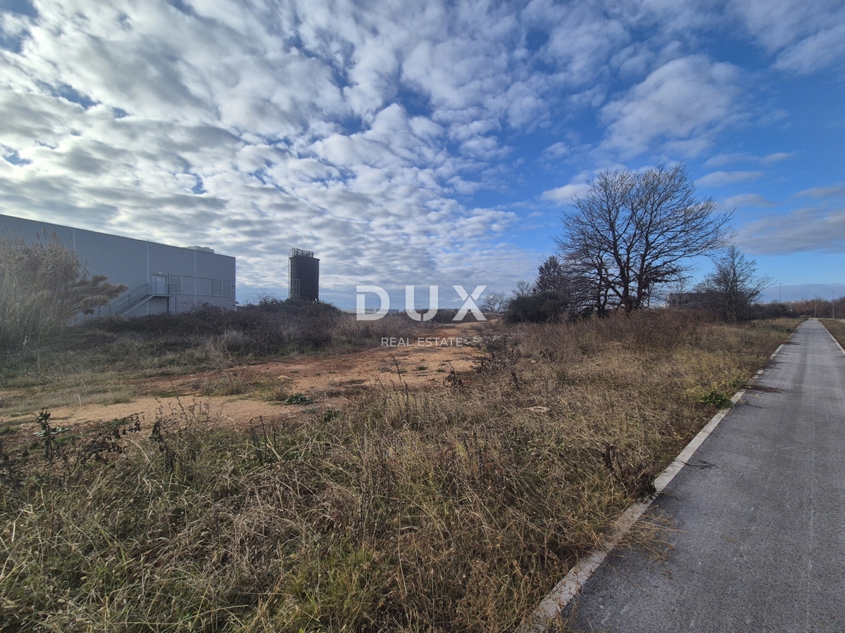 PARENZO, ŽBANDAJ - Terreno industriale attraente per edilizia commerciale