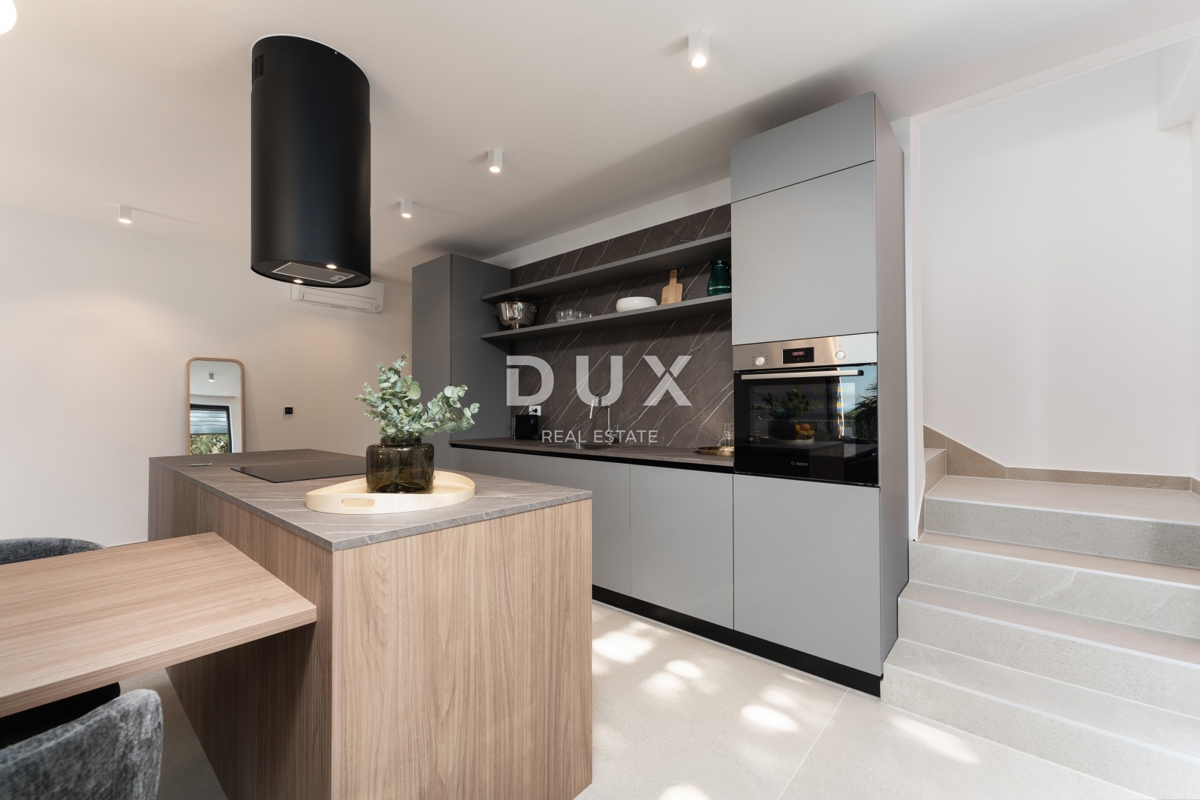 ISTRIA, PARENZO - Villa esclusiva, tre unità abitative, lusso in riva al mare