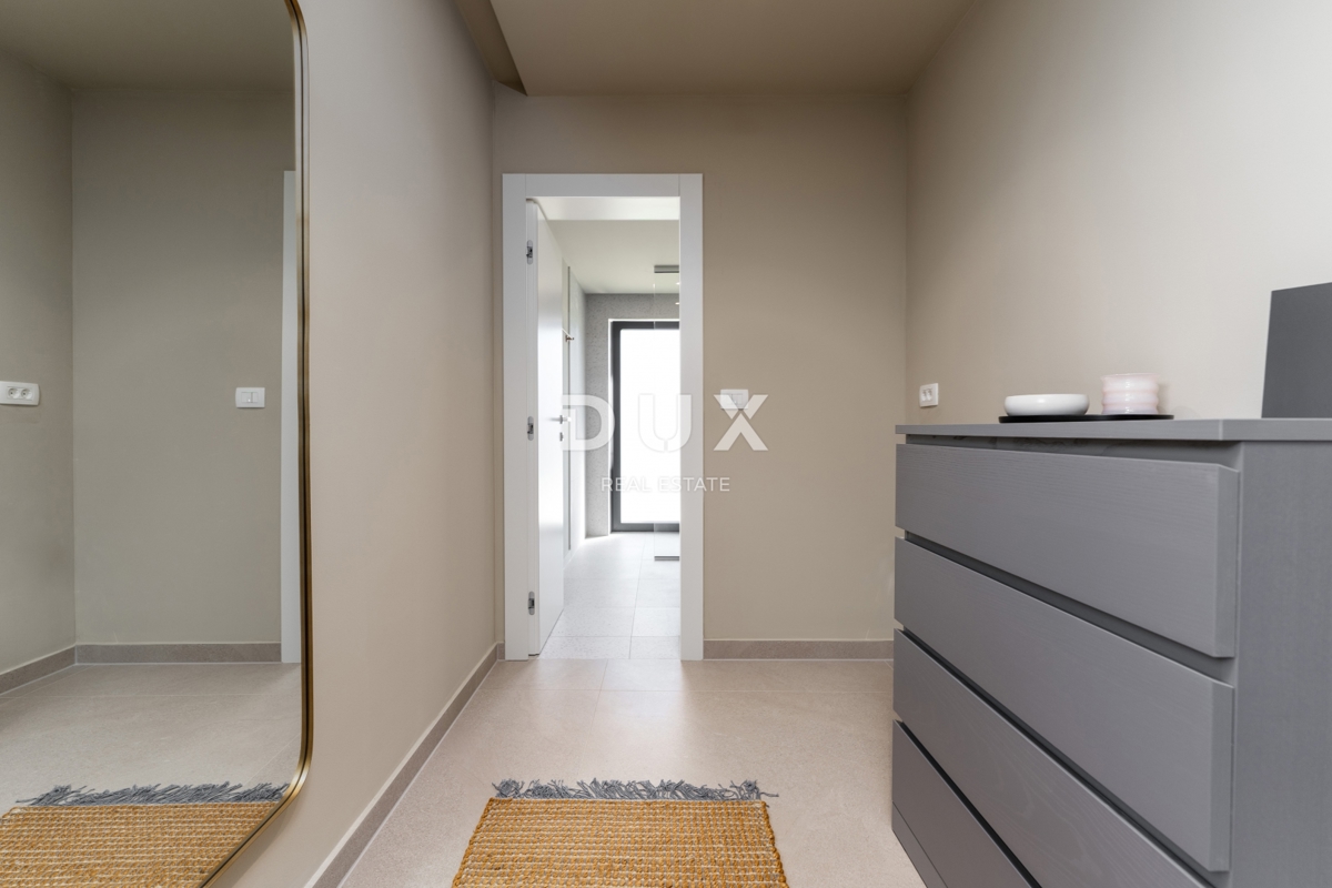 ISTRIA, PARENZO - Villa esclusiva, tre unità abitative, lusso in riva al mare