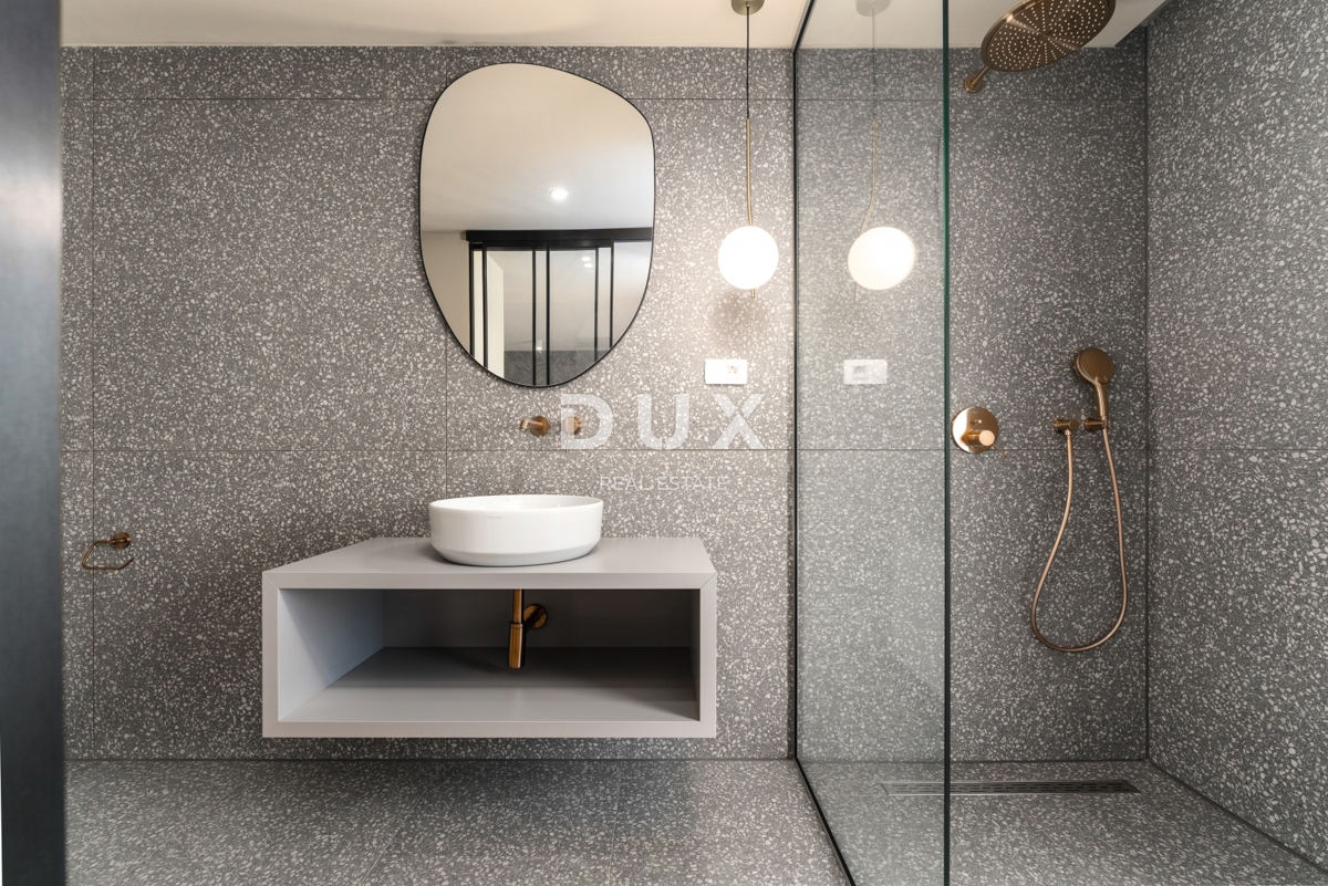 ISTRIA, PARENZO - Villa esclusiva, tre unità abitative, lusso in riva al mare