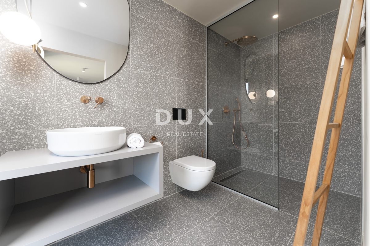 ISTRIA, PARENZO - Villa esclusiva, tre unità abitative, lusso in riva al mare