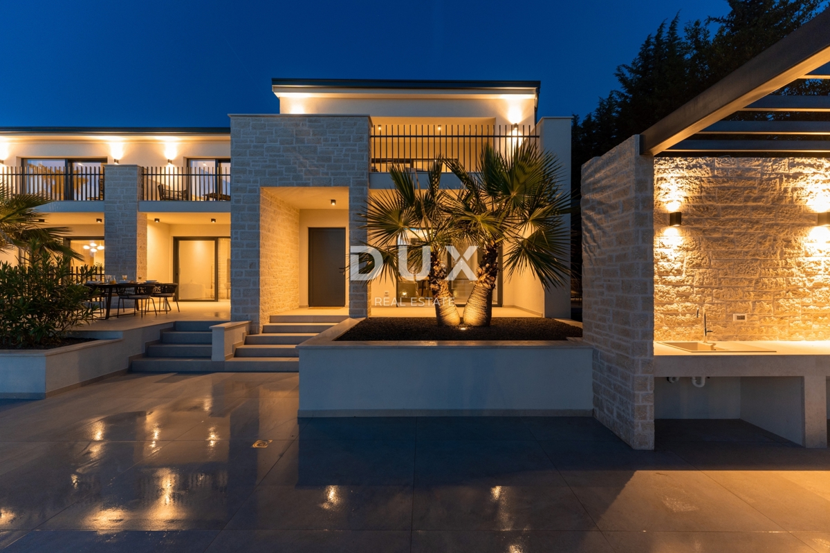 ISTRIA, PARENZO - Villa esclusiva, tre unità abitative, lusso in riva al mare