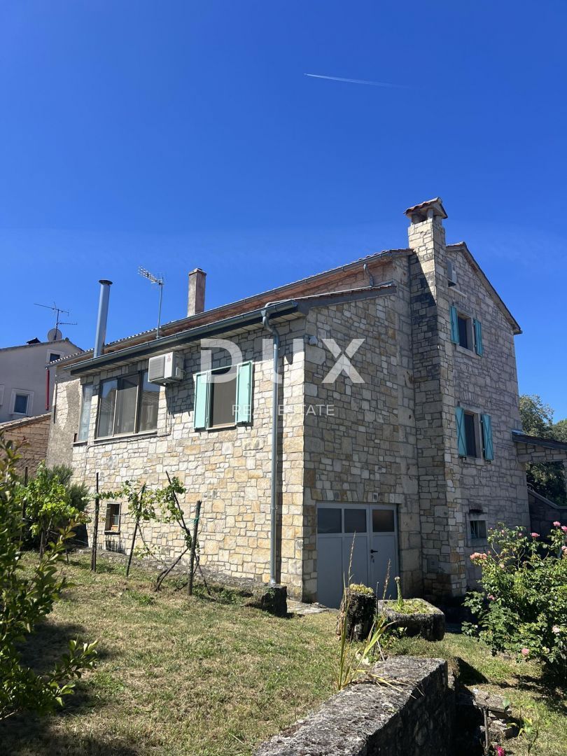 ISTRIA, VIŠNJAN - Proprietà di due case in pietra immerse nella natura e con vista sul mare