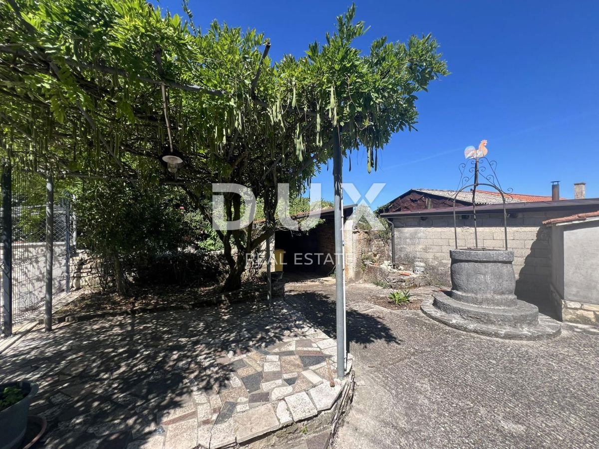 ISTRIA, VIŠNJAN - Proprietà di due case in pietra immerse nella natura e con vista sul mare