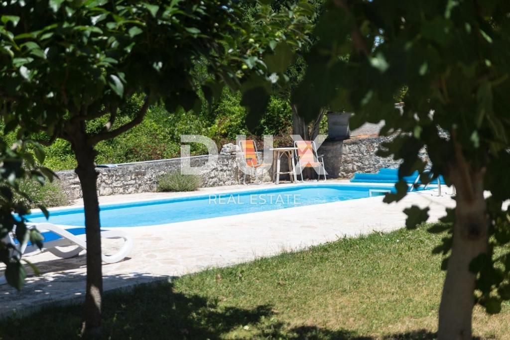 ISTRIA, VIŠNJAN - Proprietà di due case in pietra immerse nella natura e con vista sul mare