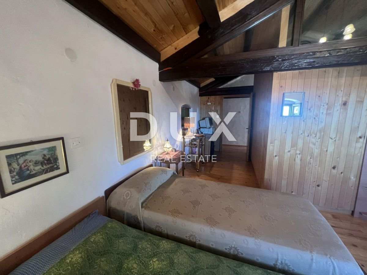 ISTRIA, VIŠNJAN - Proprietà di due case in pietra immerse nella natura e con vista sul mare