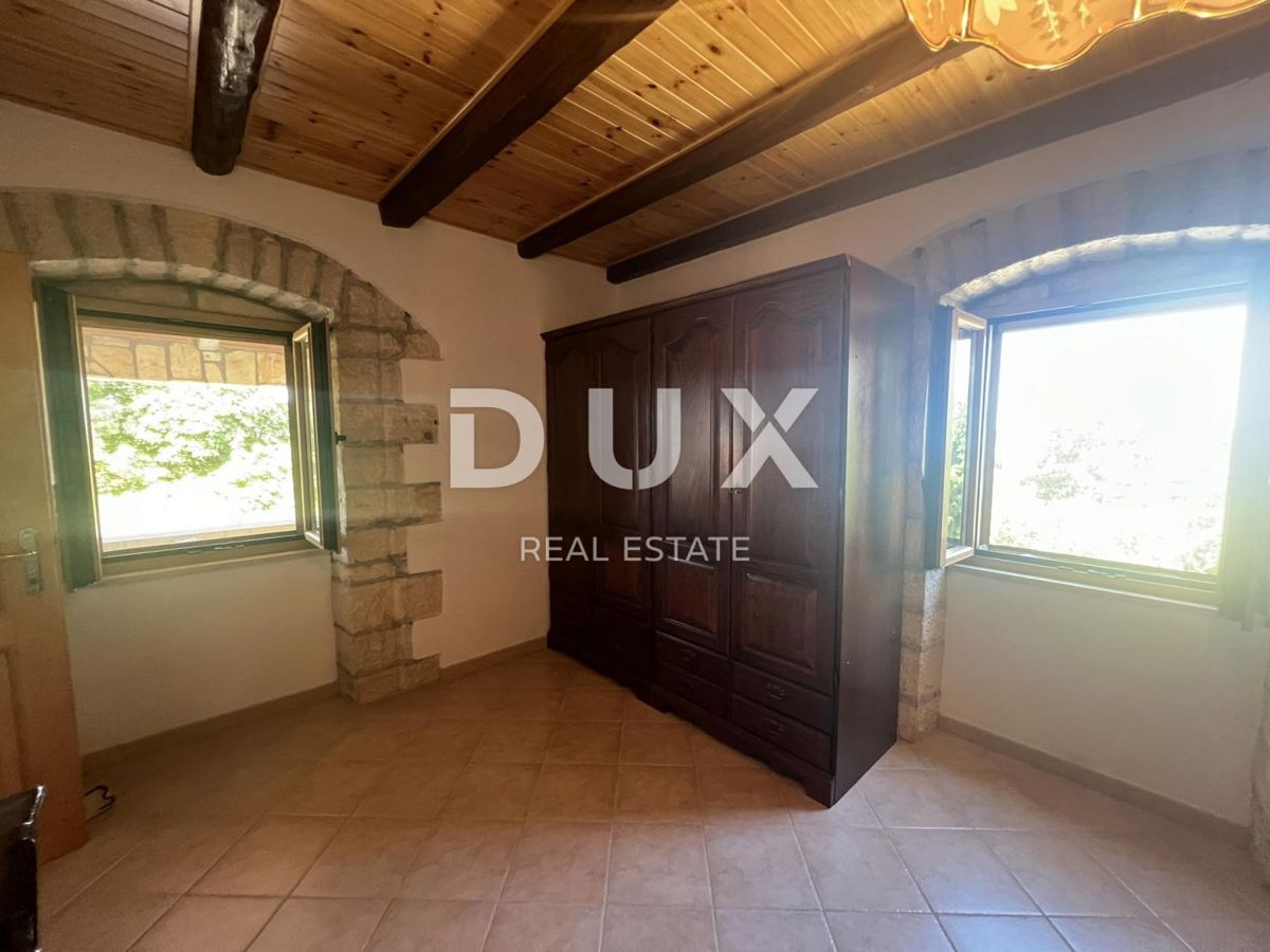 ISTRIA, VIŠNJAN - Proprietà di due case in pietra immerse nella natura e con vista sul mare