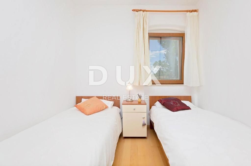 ISTRIA, VIŠNJAN - Proprietà di due case in pietra immerse nella natura e con vista sul mare