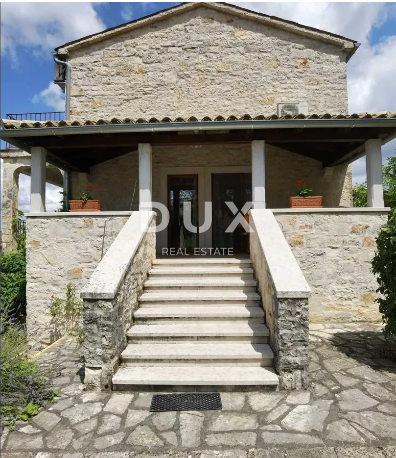 ISTRIA, VIŠNJAN - Proprietà di due case in pietra immerse nella natura e con vista sul mare