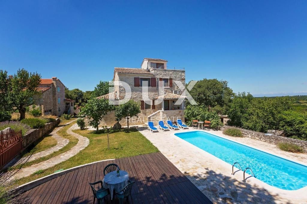 ISTRIA, VIŠNJAN - Proprietà di due case in pietra immerse nella natura e con vista sul mare