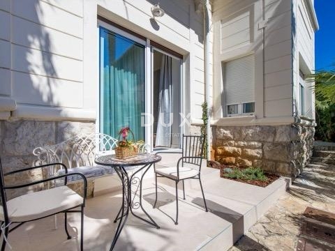 OPATIJA, CENTRO - Appartamento ristrutturato di recente con 2 camere da letto + soggiorno e giardino, OCCASIONE!