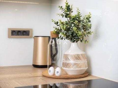 OPATIJA, CENTRO - Appartamento ristrutturato di recente con 2 camere da letto + soggiorno e giardino, OCCASIONE!