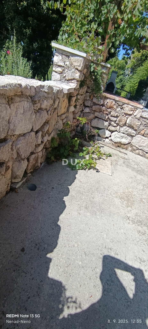 CRIKVENICA, BELGRADO - due appartamenti con vista mare + cortile! OCCASIONE!