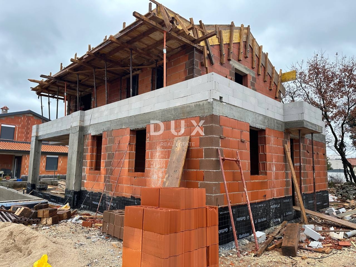 ISTRIA, PARENZO - Casa in costruzione con piscina nella zona