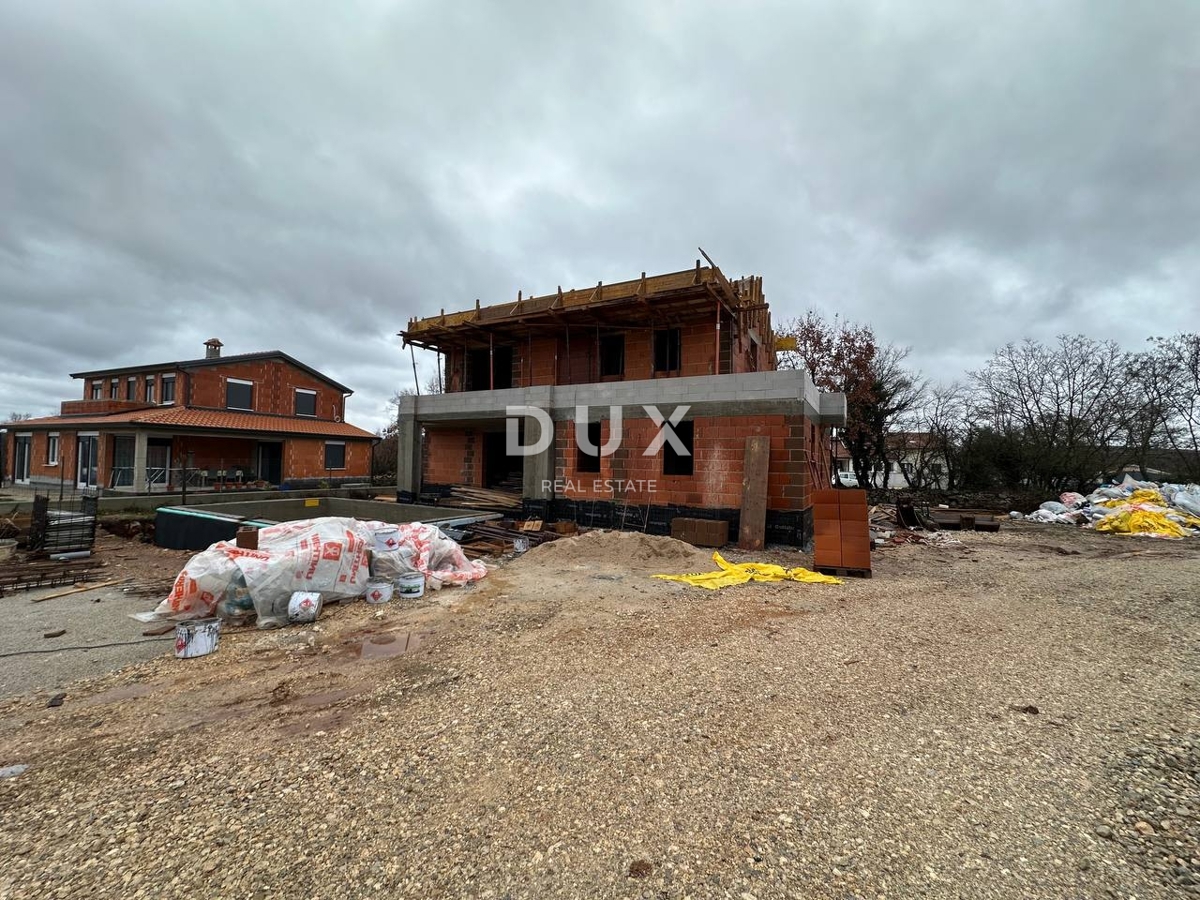 ISTRIA, PARENZO - Casa in costruzione con piscina nella zona